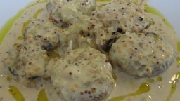 Recepta de cuina de Xampinyons farcits de carn amb salsa de mostassa